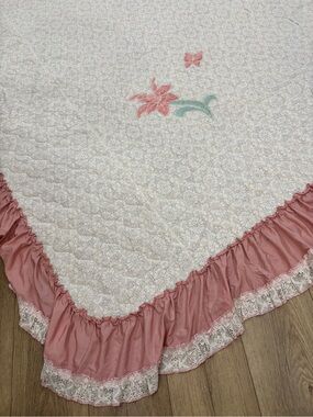 Vintage Pink Trim White Lace Quilted Bedspread with Floral Embroidery